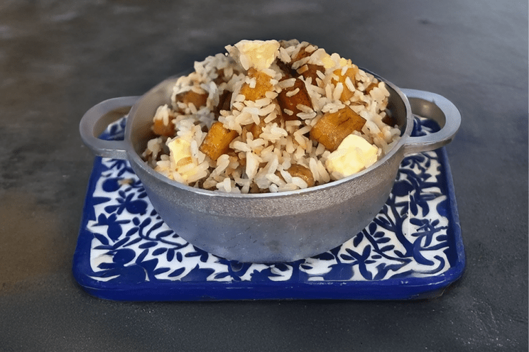 Arroz pajarito con queso costeño