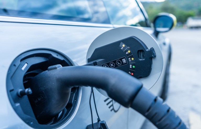 ¿Cuánto cuesta cargar un carro eléctrico en Colombia?