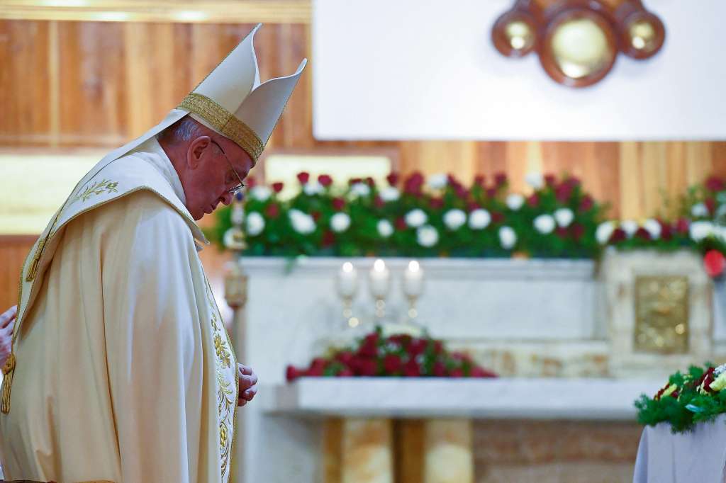 El papa quiso usar el rito caldeo para rendir homenaje a las iglesias cristianas orientales, que enriquecen las liturgias. El papa habló en italiano y los fieles contestaron en árabe. En su homilía, basada en la lectura de las Bienaventuranzas, el papa preguntó: "¿Cómo es posible? Bienaventurados, para el mundo, son los ricos, los poderosos, los famosos".