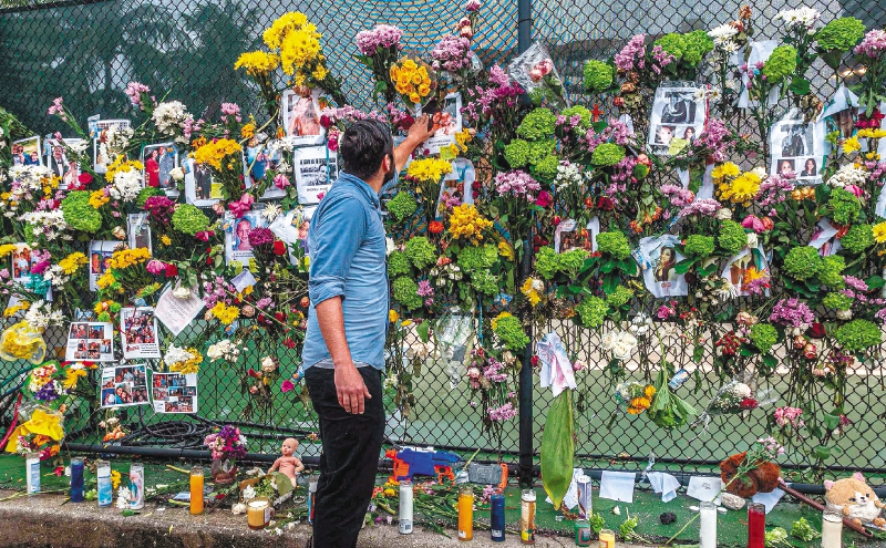 Un joven venezolano hizo un memorial para las víctimas del derrumbe del edificio en Florida. / AFP