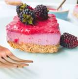 Un postre muy saludable: cheesecake de frutos rojos sin azúcar ni lácteos