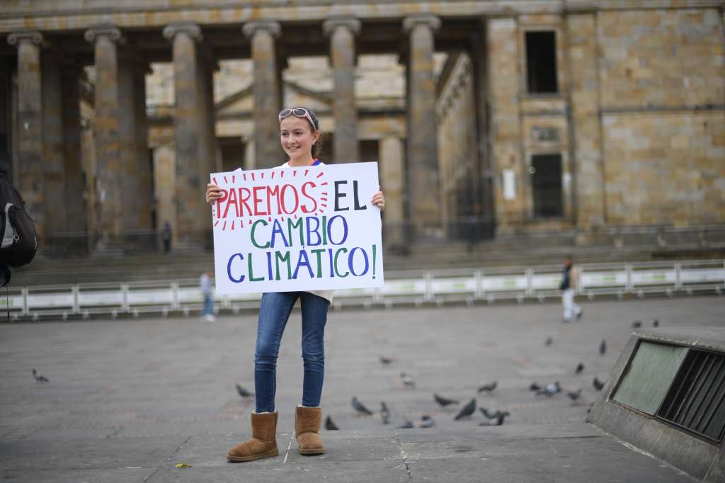 Estudiantes salieron a las calles de la capital, sumándose al movimiento mundial que busca denunciar la inacción de los gobiernos en temas climáticos y solicitando medidas drásticas para reducir la contaminación.