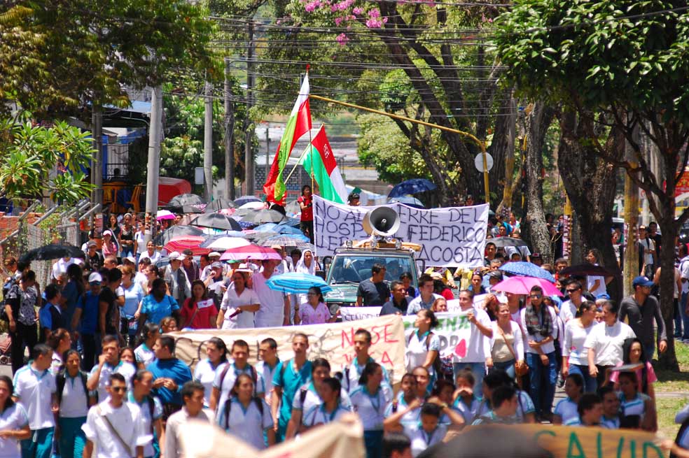 Hace una semana, ante el anuncio del despido de más de 900 personas, cientos de trabajadores protestaron frente a la entidad. / Juan Carlos Escobar Montoya