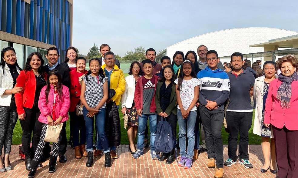 En la gráfica los estudiantes beneficiarios con sus familias, acompañados por el rector del Colegio los Nogales, Camilo Camargo, y el presidente de Alquería, Carlos Enrique Cavelier. / Colegio los Nogales