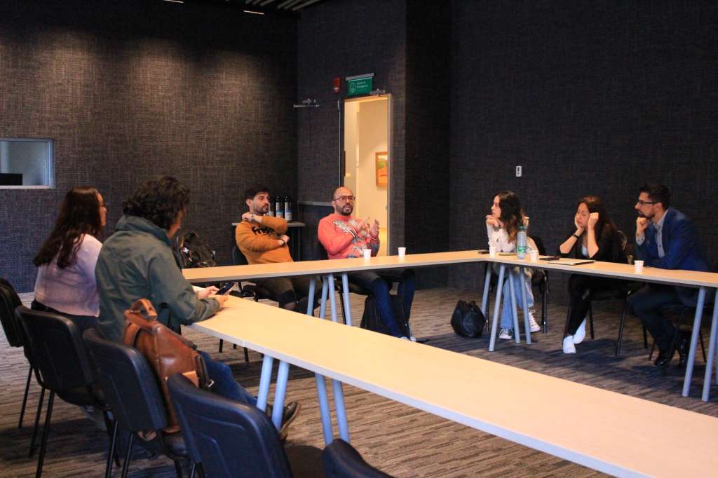 Conversación entre los jurados y los organizadores antes de que se iniciara el primer Shark Tank Cultural en la Universidad Central. Fueron más de 11 proyectos evaluados.