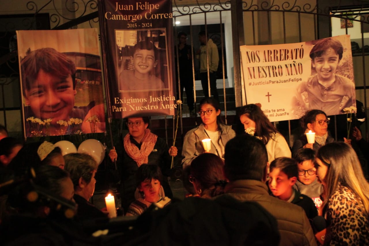 Con velatón, familia de Juan Felipe Camargo Correa, exigió justicia por su muerte.