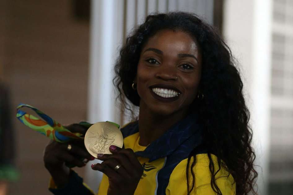 La atleta colombiana Caterine Ibargüen luce la medalla de oro que ganó en el salto triple en Río 2016. / EFE
