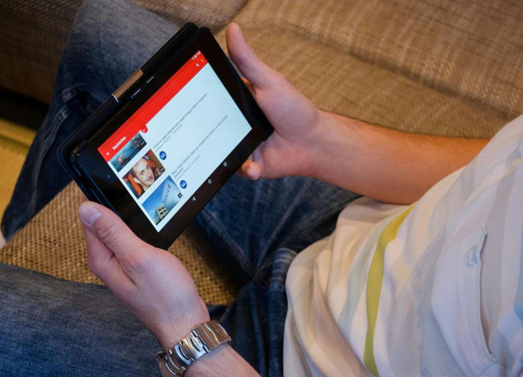 Foto de Pixabay: https://www.pexels.com/es-es/foto/persona-sosteniendo-tablet-pc-mostrando-videos-221181/