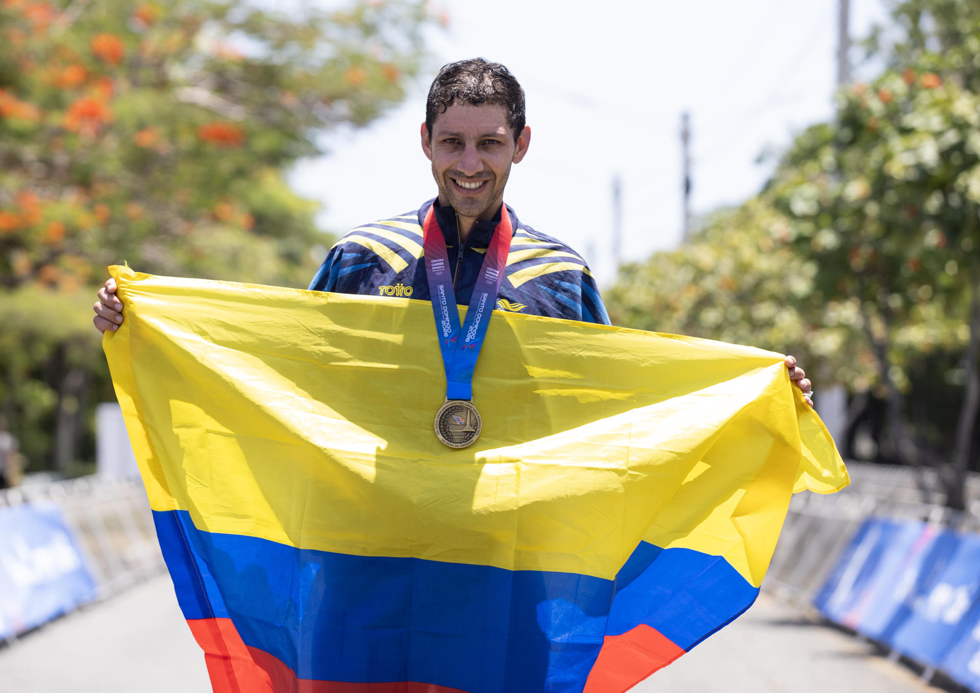 AME2775. SANTO DOMINGO (REPÚBLICA DOMINICANA), 25/07/2026.- Walter Vargas de Colombia posa al obtener la medalla de oro en la competencia Contrareloj individual masculina en Ciclismo ruta, durante los XXV Juegos Centroamericanos y del Caribe Santo Domingo 2026 este sábado, en Santo Domingo (República Dominicana). EFE/ Orlando Barría