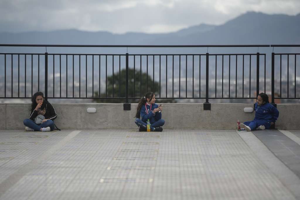 Niños Colegios tapabocas Bogotá clases presenciales