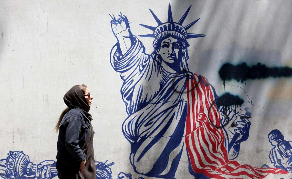 TEHRAN (IRAN(Islamic Republic Of)), 26/05/2026.- An Iranian woman walks next to an anti-US mural near to the former US embassy in Tehran, Iran, 26 May 2026. US President Donald Trump announced that a potential peace agreement to end the conflict and reopen the Strait of Hormuz has been largely negotiated through Pakistani mediators. However, the US has launched new strikes in southern Iran. (Teherán) EFE/EPA/ABEDIN TAHERKENAREH