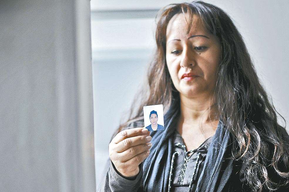 Jackeline Tovar sostiene la foto de su hijo Brian Villalba, de 18 años, a quien el Ejército llevó esta semana a un batallón por no tener libreta militar y en dos días lo envió a Saravena, Arauca.