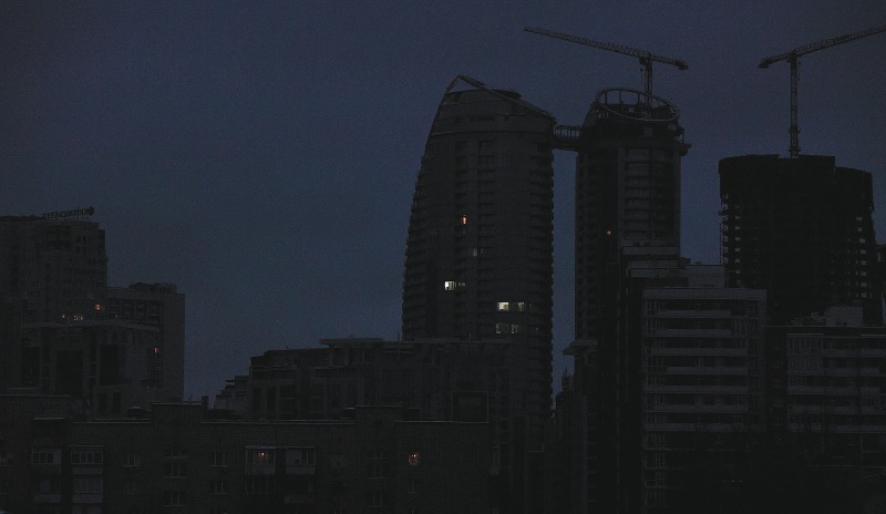 Esta fotografía muestra una vista de Kyiv durante un apagón parcial en la capital ucraniana el 22 de noviembre de 2022.
