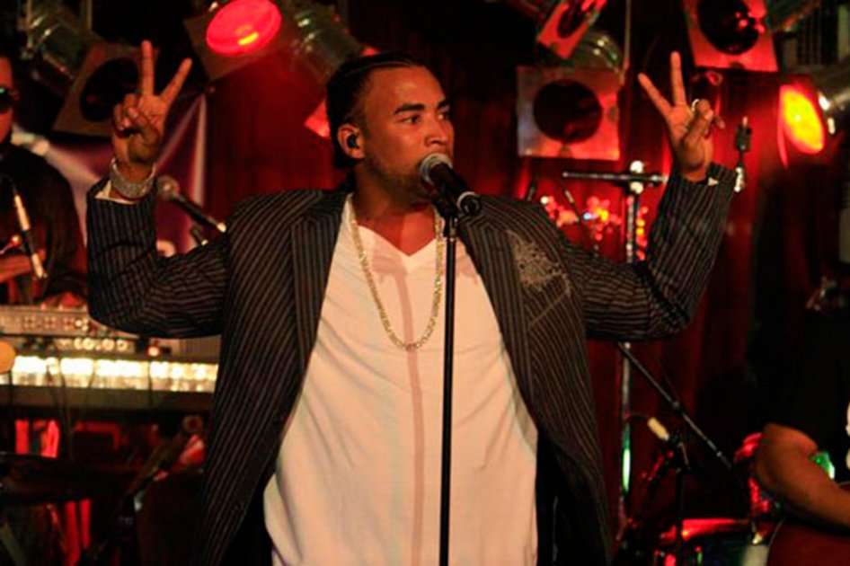 Don Omar fue sorprendido y cinco miembros de su equipo de producción fueron denunciados. Aquí la historia.