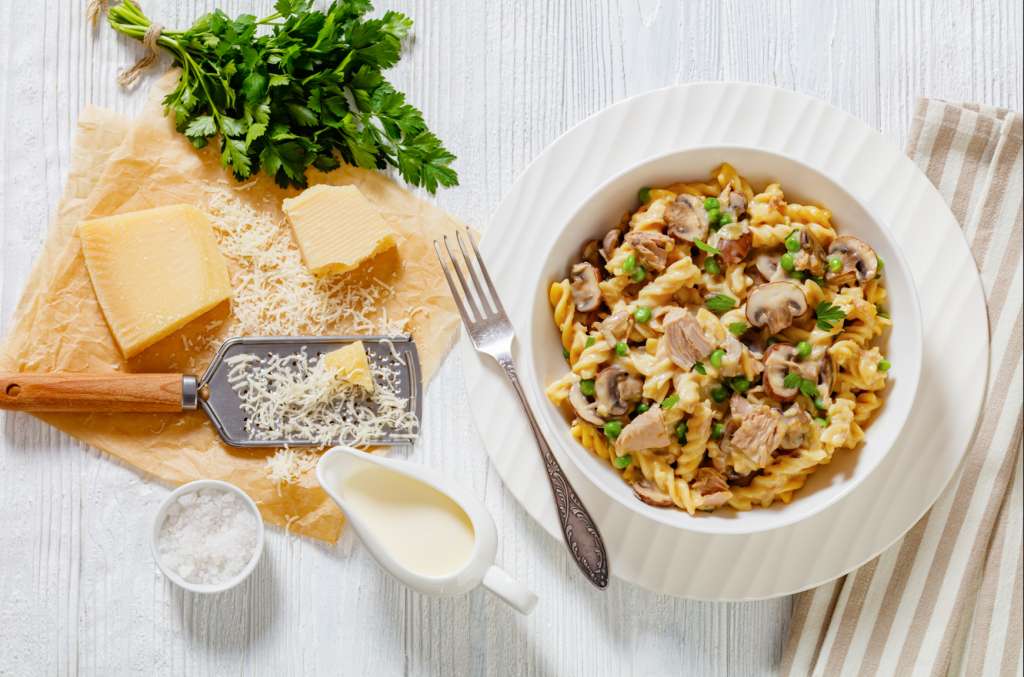 Pasta con vegetales y tocineta