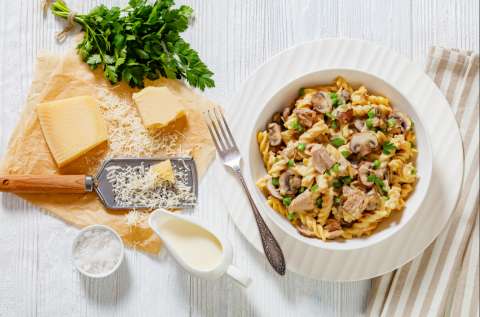 Paso a paso para preparar pasta corta con vegetales, tocineta y suero costeño