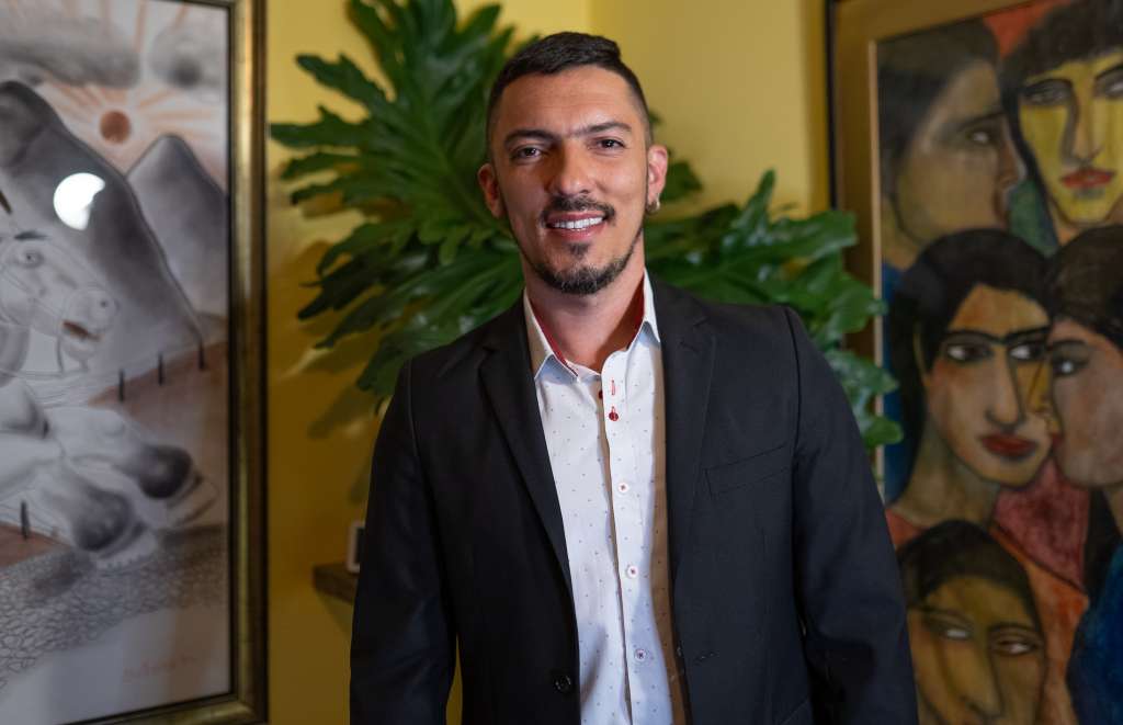 Antes de su nombramiento, Florián trabajaba en el Consulado de Colombia en Francia como multiplicador de la estrategia del programa 'Colombia Nos Une'.