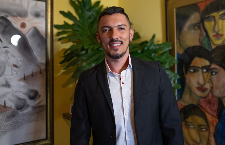 “He sido más que actor porno”: Juan Florián sobre Viceministerio de Diversidades