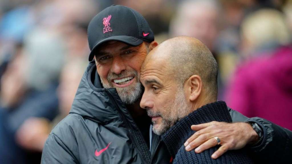 Los directores técnicos Jürgen Klopp (izq.) del Liverpool y Pep Guardiola del Manchester City.