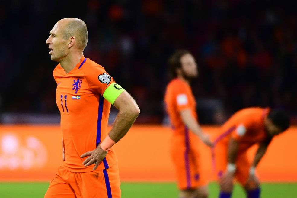 Robben y los jugadores de Holanda lamentan la eliminación de Rusia. / AFP