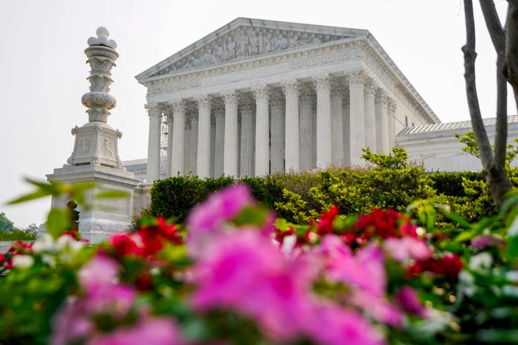 Washington (United States), 29/06/2023.- The US Supreme Court, as the high judges prepare to issue their most important rulings of the year in Washington, DC, USA, 29 June 2023. Before departing for its customary summer recess the court still has multiple cases to decide, including whether colleges can continue to use affirmative action, whether President Joe Biden has the authority to cancel student debt and whether certain businesses have a right to refuse services for same-sex weddings. (Estados Unidos) EFE/EPA/SHAWN THEW