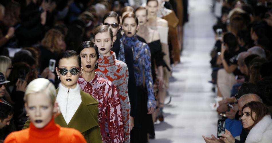 El estilo gótico de Dior sorprendió en París