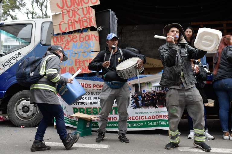 La mañana del miércoles 15 de mayo de 2024, un grupo de aproximadamente 500 recicladores realizaron un plantón frente a las instalaciones de la CRA para exigir mejores condiciones laborales.