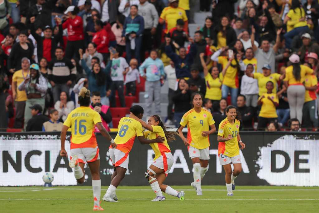 AME7227. QUITO (ECUADOR), 02/08/2025.- Jugadoras de Colombia celebran un autogol de Brasil este sábado, en la final de la Copa América Femenina entre Colombia y Brasil en el estadio Rodrigo Paz Delgado en Quito (Ecuador). EFE/ Jose Jácome