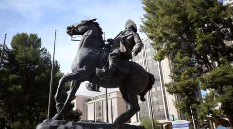 Pancho Villa seguirá en su lugar en Arizona tras vencer al "racismo"