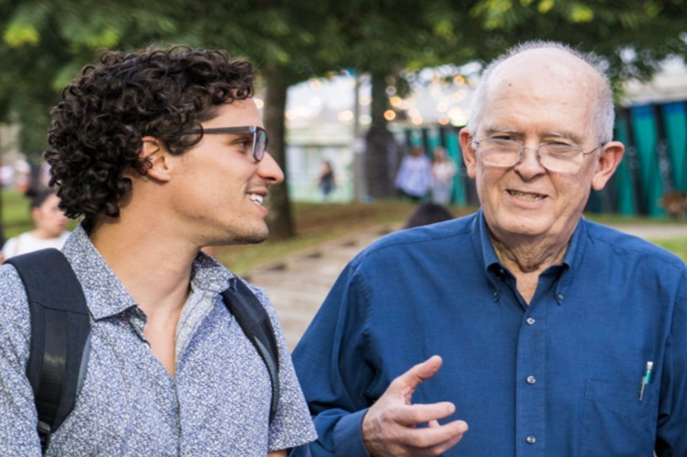 En la foto se ve al biólogo Esteban Duque dialogando con Roger Payne, ambientalista al que se le atribuye el descubrimiento del canto de las ballenas jorobadas.