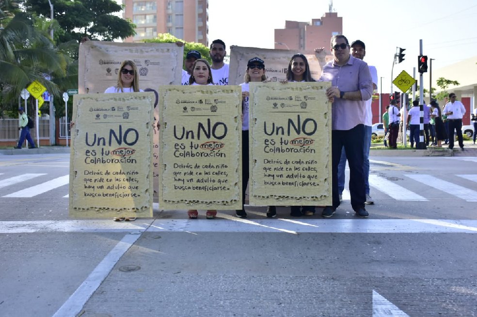 La jornada de concientización seguirá realizándose en diversos puntos identificados de trabajo infantil en Barranquilla.Cortesía Alcaldía de BarranquillaSegún la Alcaldía, por medio del programa “Trabajando por los niños” se han beneficiados 136 niños y adolescentes con educación, salud, alimentación y atención integral mientras sus padres trabajan. Así mismo, operan 140 sedes de atención integral a primera infancia y 1.400 hogares comunitarios “donde atendemos de manera gratuita a madres gestantes, lactantes y niños de 0 a 6 años”, dijo Katia Nule, primera dama del Distrito.