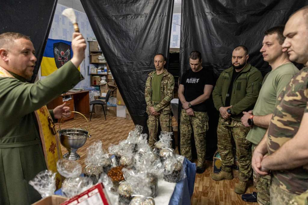 DNIPRO (Ukraine), 20/04/2025.- A handout picture made available by the press service of the 33rd Separate Mechanized Brigade of the Ukrainian Armed Forces shows servicemen of the 33rd Separate Mechanized Brigade attending an Easter Mass with a chaplain near a frontline in the Dnipropetrovsk region, Ukraine, 20 April 2025, amid the ongoing Russian invasion. Russian troops entered Ukrainian territory on 24 February 2022, starting a conflict that has provoked destruction and a humanitarian crisis. (Rusia, Ucrania) EFE/EPA/Press service of the 33rd Separate Mechanized Brigade HANDOUT HA HANDOUT EDITORIAL USE ONLY/NO SALES