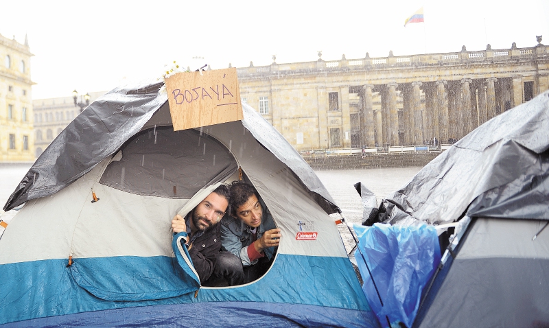 Con alusiones a zonas donde se ha vivido la guerra, los campistas de la Plaza de Bolívar mantienen su llamado a que cese el conflicto. / Cristian Garavito - El Esp’ectador