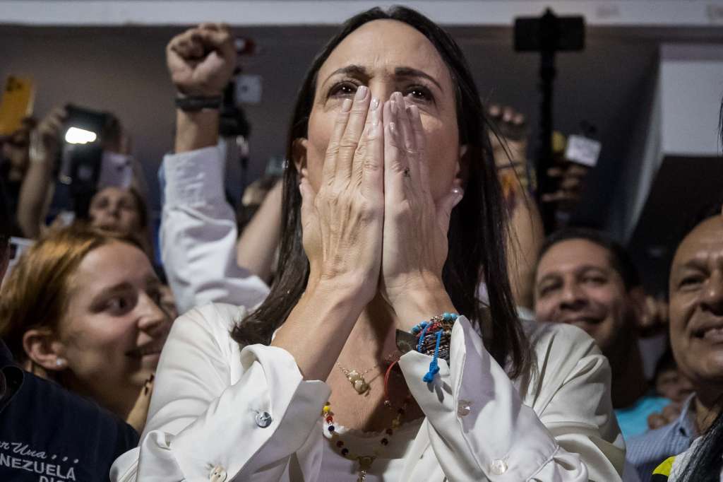 CARACAS (VENEZUELA) 23/10/2023 - La exdiputada Maria Corina Machado celebra junto a aliados y seguidores en las primeras horas de este lunes los resultados ofrecidos por la comisión de elecciones primarias, en Caracas (Venezuela). La exdiputada María Corina Machado es la gran triunfadora de las primarias opositoras de este domingo en Venezuela, con el 93,13 % de los votos, con un 26,06 % de las actas escrutadas, de unas votaciones en las que los venezolanos eligieron a quien debe enfrentarse al chavismo en las presidenciales de 2024. EFE/ Miguel Gutiérrez