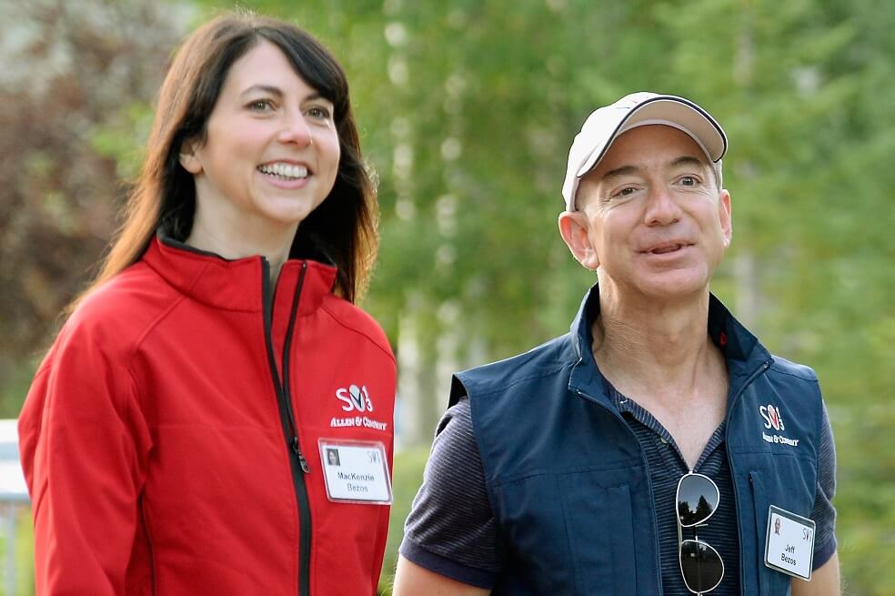 Esta foto fue tomada en julio de 2013 cuando MacKenzie y Jeff Bezos se dirigían a una conferencia en Sun Valley, Idaho. / AFP