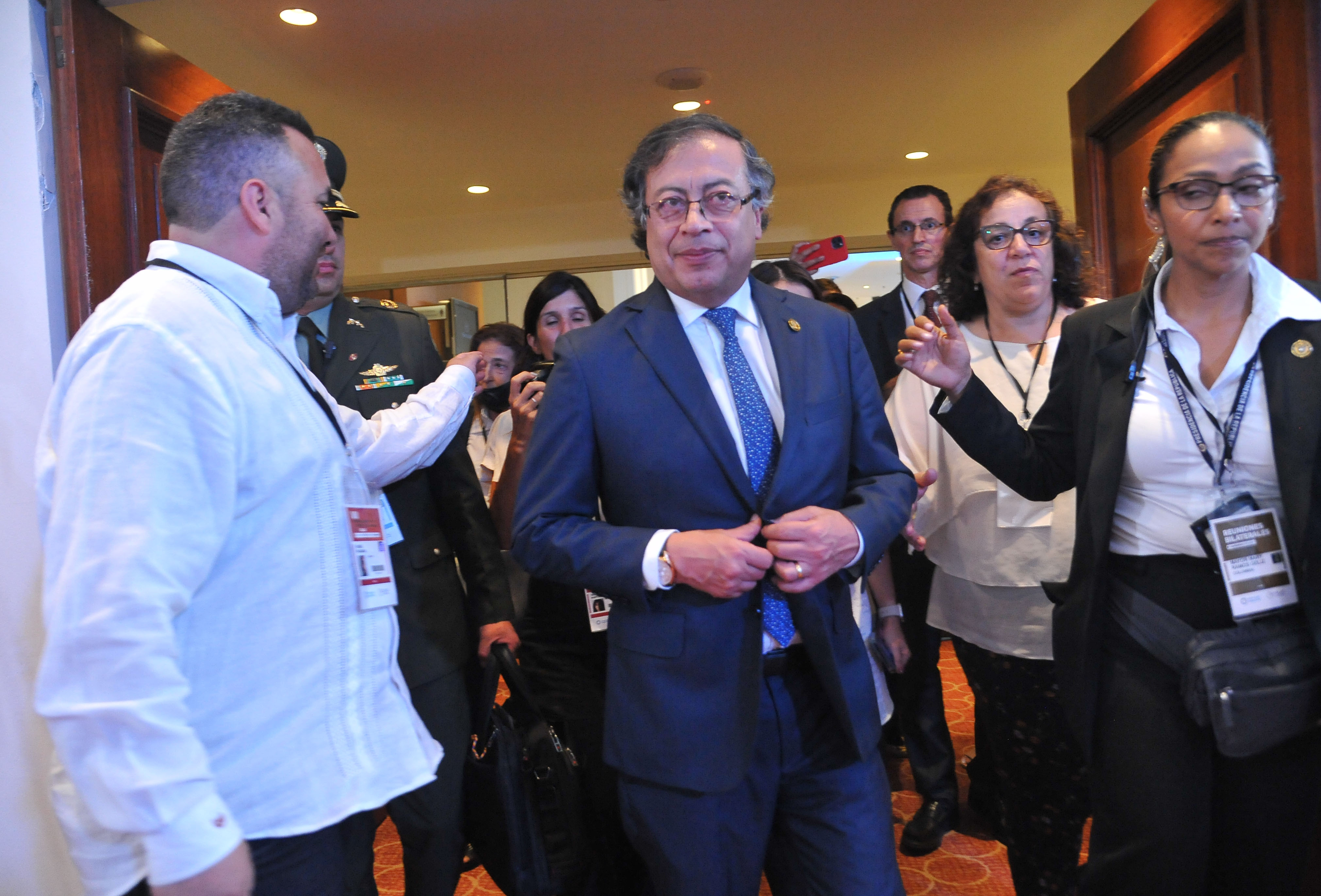 -FOTODELDÍA- AME8719. BUENOS AIRES (ARGENTINA), 24/01/2023.- El Presidente de Colombia, Gustavo Petro, llega a una rueda de prensa durante la Cumbre de la CELAC, hoy en Buenos Aires (Argentina). La VII Cumbre de la Celac reunirá este martes en el céntrico hotel Sheraton de Buenos Aires a representantes de los 33 países de América Latina y el Caribe. EFE/ Enrique García Medina