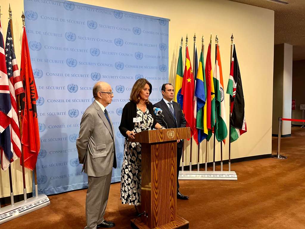 USA9115. NUEVA YORK (ESTADOS UNIDOS), 14/07/2022.- La vicepresidenta y canciller de Colombia, Marta Lucía Ramírez (c), habla a los medios de comunicación junto al embajador de Colombia ante la ONU, Guillermo Fernández de Soto (i), y el consejero presidencial para la Estabilización y la Consolidación, Juan Carlos Vargas (d), en la sede de la ONU, en Nueva York (Estados Unidos). La ONU y los miembros de su Consejo de Seguridad celebraron este jueves el compromiso con la paz expresado por el presidente electo de Colombia, Gustavo Petro, y su voluntad de impulsar un diálogo nacional y negociar con los grupos armados que siguen activos. EFE/ Mario Villar