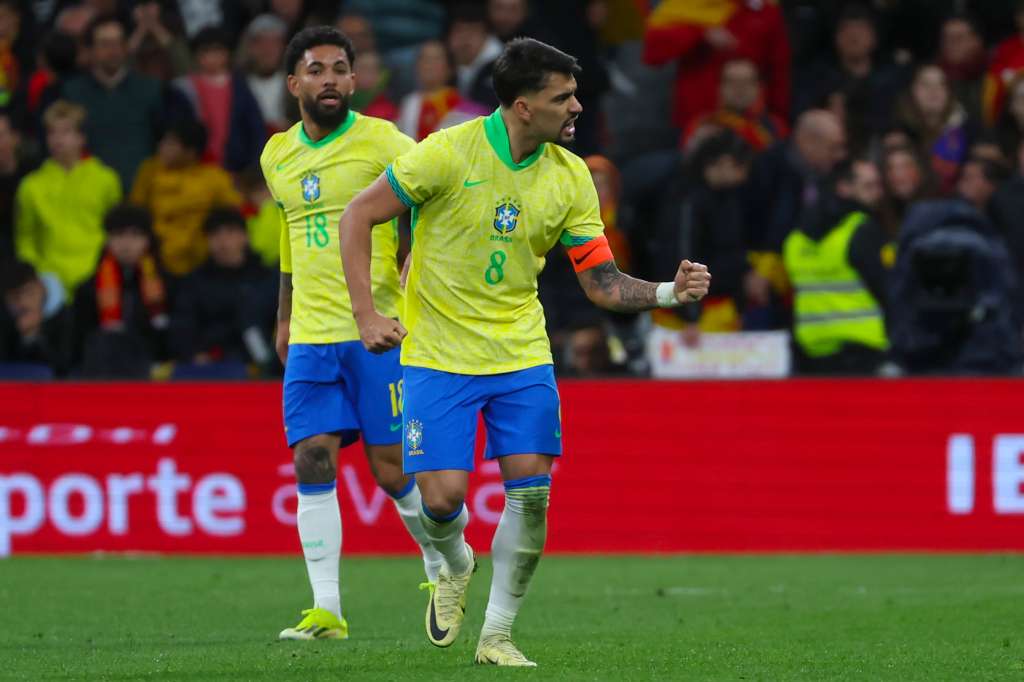 MADRID, 26/03/2024.- El centrocampista de la selección brasileña Lucas Paquetá (d) celebra tras marcar el tercer gol de su equipo, durante el partido amistoso que las selecciones nacionales de fútbol de España y Brasil han disputado hoy martes en el estadio Santiago Bernabéu, en Madrid. EFE/Kiko Huesca