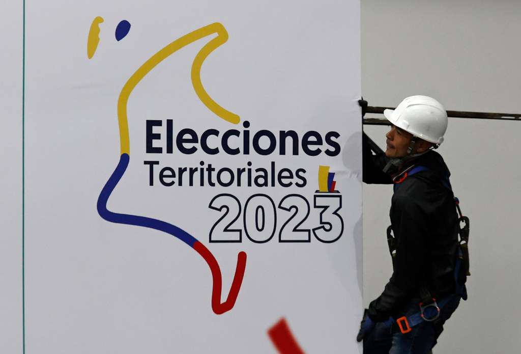 AME1202. BOGOTÁ (COLOMBIA), 27/10/2023.- Un trabajador prepara un puesto de votación hoy, en Bogotá (Colombia). Este domingo los colombianos elegirán alcaldes, gobernadores concejales, diputados regionales, ediles y miembros de las juntas administrativas locales. EFE/ Mauricio Dueñas Castañeda