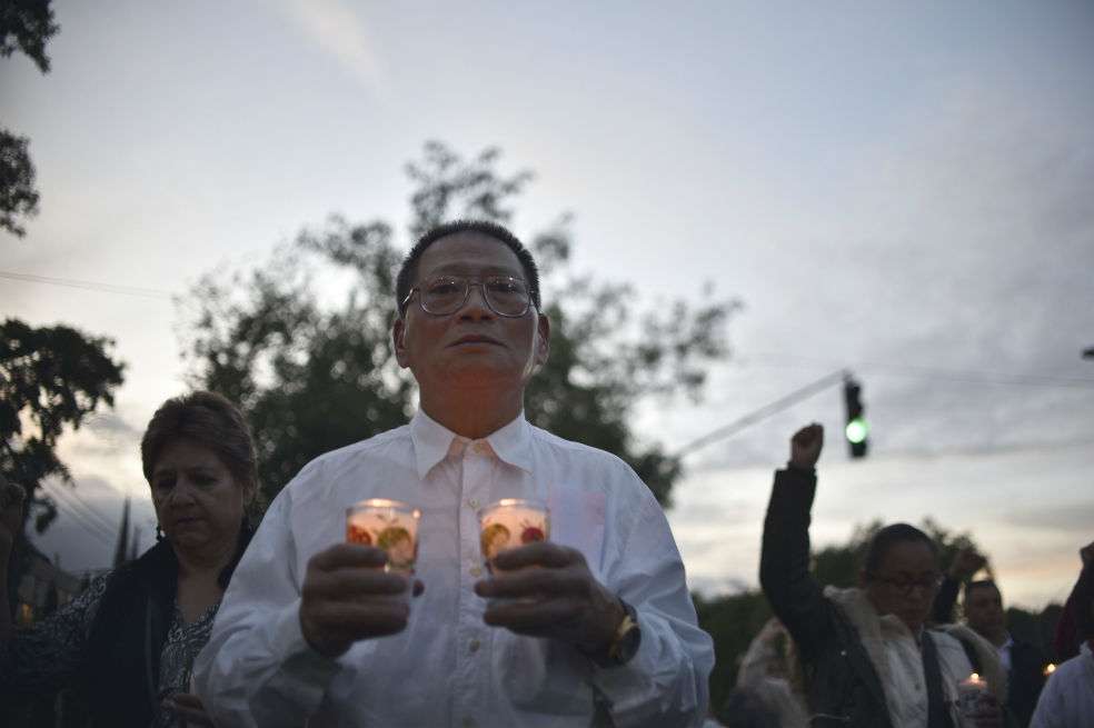 Los vecinos encienden velas como tributo a los niños del colegio Rébsamen que murieron como consecuencia del terremoto. / AFP
