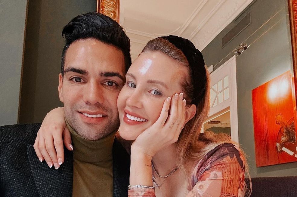Después de 16 años de matrimonio, Falcao y su esposa Lorelei Tarón se volvieron a comprometer en compañía de sus cuatro hijos.