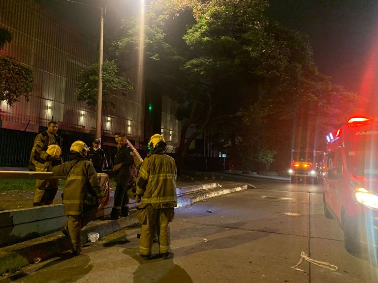 Tres personas resultaron heridas tras choque de ambulancia contra puente en Cali