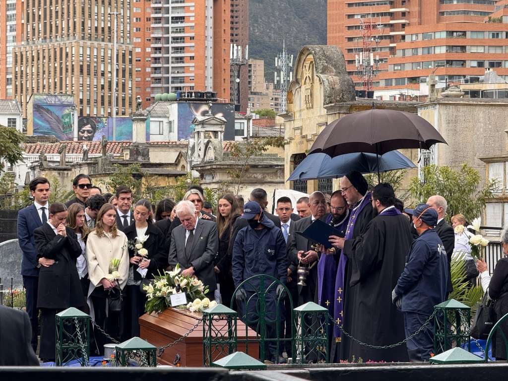 Familia de Miguel Uribe durante el entierro del senador en el Cementerio Central.