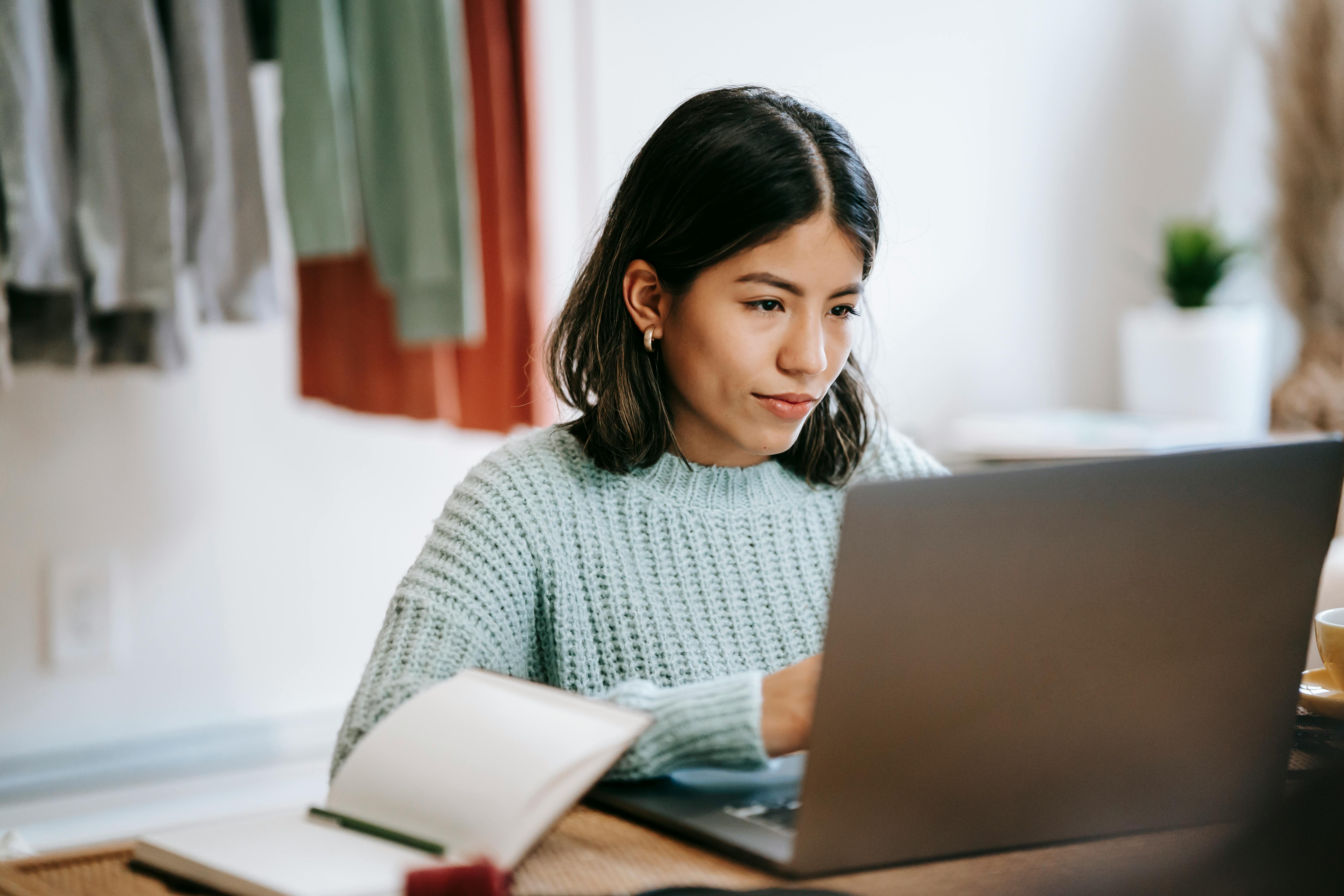 Todos los cursos, talleres o charlas así como los servicios ofrecidos a través de la plataforma son virtuales.