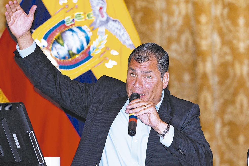 En 2012, una veeduría internacional contratada por el propio gobierno de Rafael Correa evidenció la doctrina del “error inexcusable” que deja al arbitrio del Gobierno los cargos judiciales./ EFE