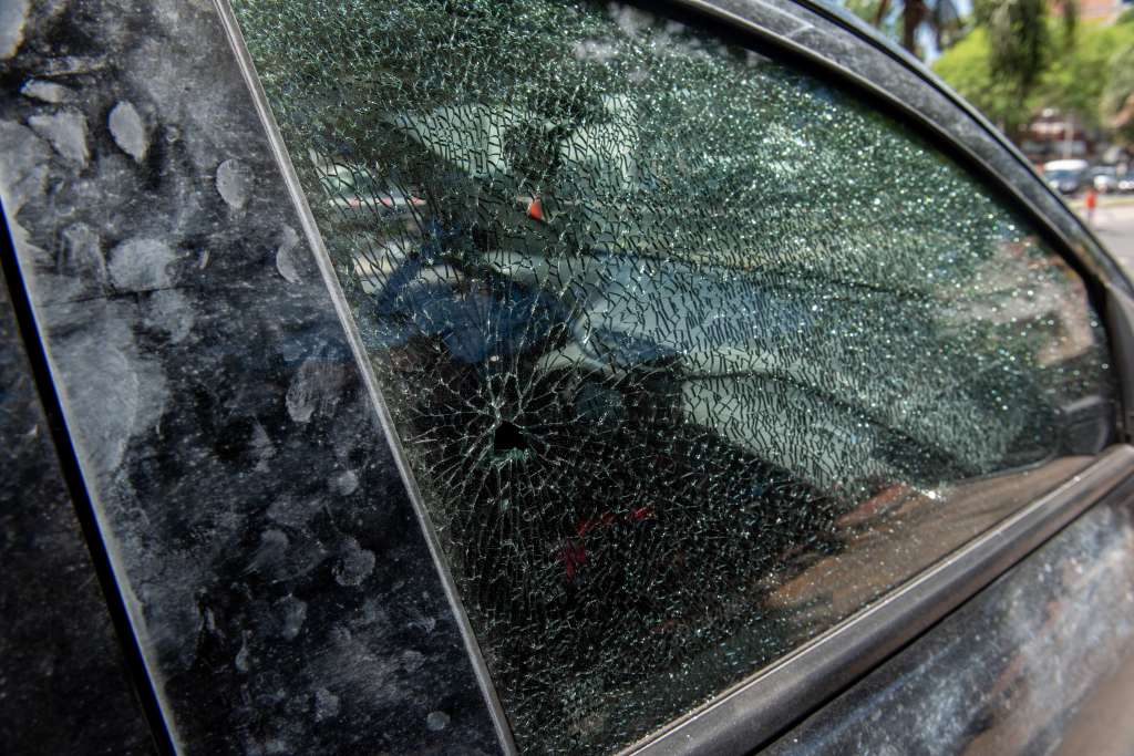 AME8944. ROSARIO (ARGENTINA), 22/11/2023.- Fotografía de un impacto de bala en la ventana del vehículo de Agustina Scaglia, prima de Antonela Rocuzzo, esposa de Lionel Messi, quien fue víctima de un violento robo en las calles de Rosario (Argentina). El vehículo de Agustina Scaglia fue interceptado y baleado por delincuentes en la calle Lavalle entre Cochabamba y Pellegrini de la ciudad de Rosario, en Argentina. Luego de romper una de las ventanas los delincuentes robaron dos bolsos que contenían 4 millones de pesos argentinos. EFE/ Franco Trovato Fuocoo