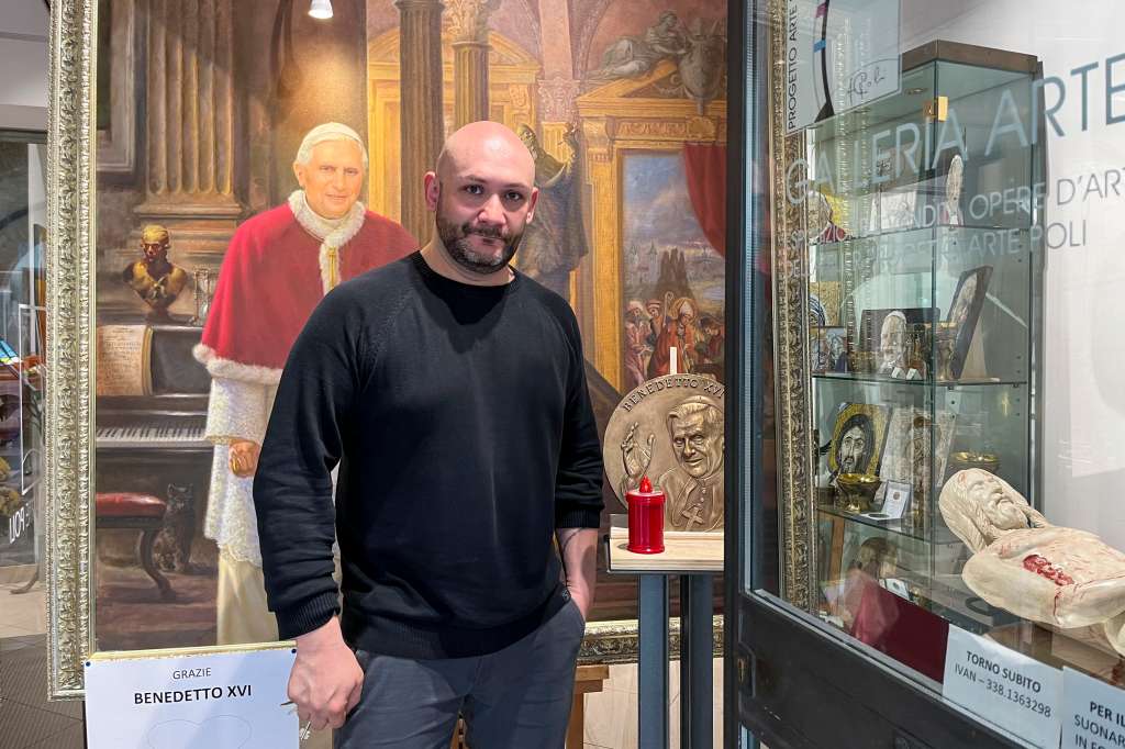 GRAF1962. CIUDAD DEL VATICANO, 03/01/2023.- El ideador del proyecto del Museo de los Papas, Ivan Marsura, a las puertas de la Galería Arte Poli en el barrio romano de Borgo, junto al Vaticano. Las leyes del libre mercado afectan hasta a las cuestiones más sacras y cientos de tiendas hacen el agosto al calor del Vaticano vendiendo recuerdos y minucias con cada evento pontificio. Sin embargo, la muerte de Benedicto XVI pasa sin pena ni gloria por sus estanterías. Es el papa sin suvenires. EFE/ Gonzalo Sánchez