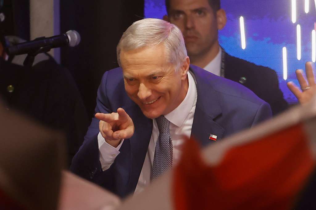 AME8381. SANTIAGO (CHILE), 14/12/2025.- El presidente electo de Chile, el ultraderechista José Antonio Kast, saluda a simpatizantes este domingo, en Santiago (Chile). Kast dijo que sus prioridades van a ser "seguridad, inmigración y progreso económico" y aseguró que "Chile necesita orden en las calles y en el Estado". EFE/ Elvis González