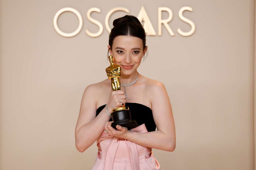 -FOTODELDIA- LOS ÁNGELES (Estados Unidos), 03/03/2025.- Mikey Madison, ganadora del Óscar a mejor actriz protagonista por 'Anora', posa en la sala de prensa durante la 97ª ceremonia anual de los Premios de la Academia en el Dolby Theatre del barrio de Hollywood de Los Ángeles, California, Estados Unidos. EFE/CAROLINE BREHMAN