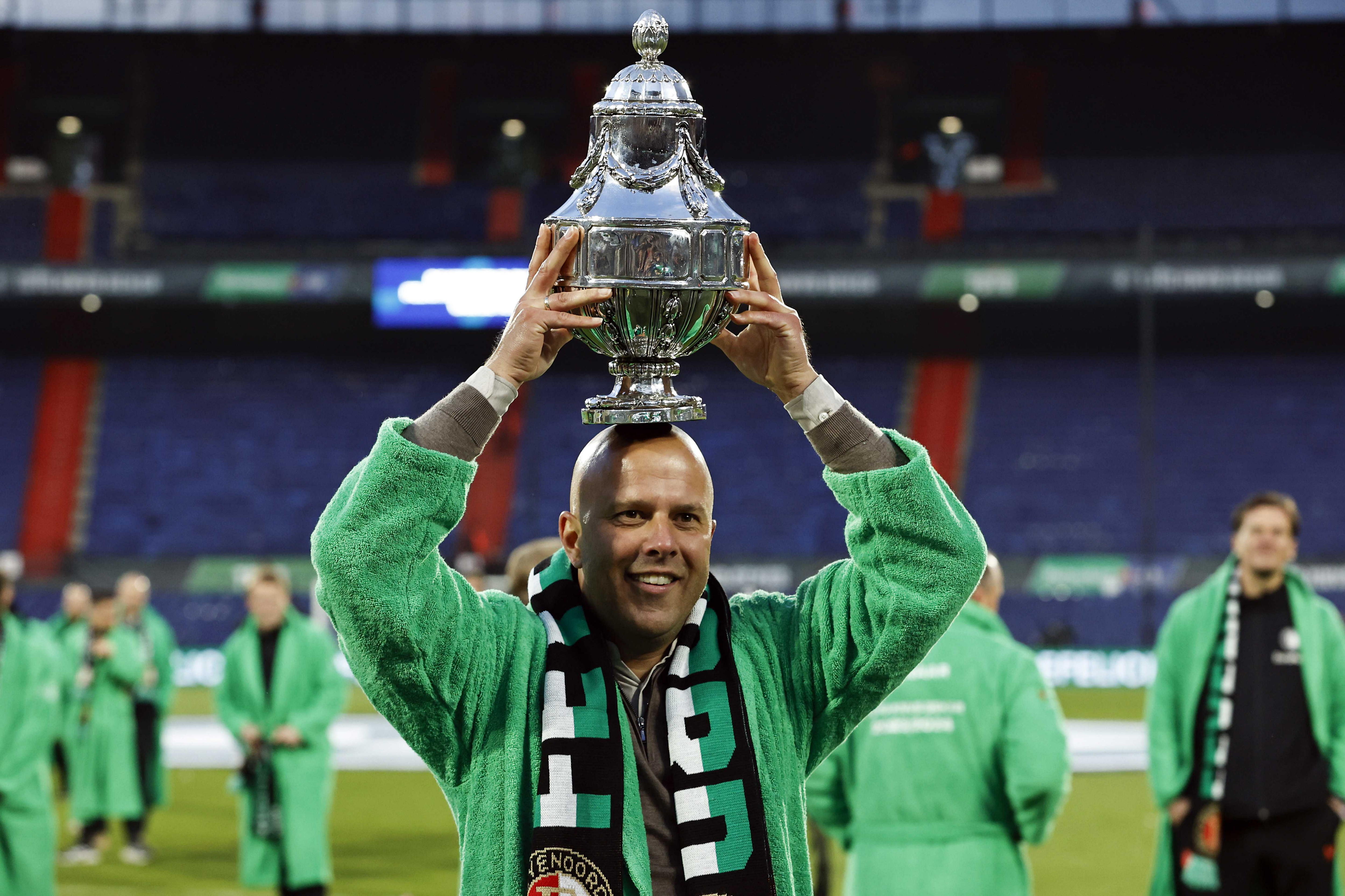 Rotterdam (Netherlands), 21/04/2024.- Feyenoord's head coach Arne Slot celebrates with the KNVB Beker after winning the KNVB Cup final match against NEC Nijmegen at Feyenoord Stadium de Kuip in Rotterdam, Netherlands, 21 April 2024. (Países Bajos; Holanda) EFE/EPA/MAURICE VAN STEEN